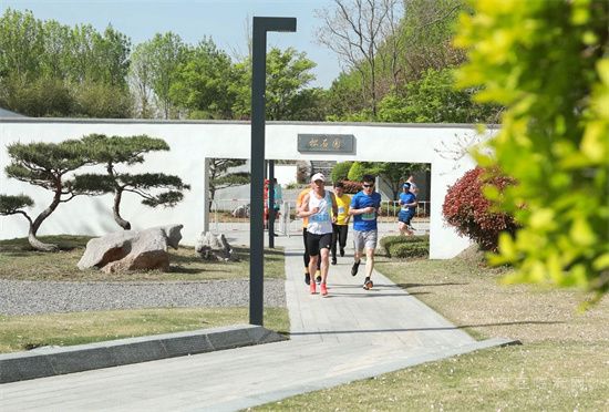 2023年4月16日上午，德鄰社首屆踏春樂跑在美麗的正直公園歡樂開跑。